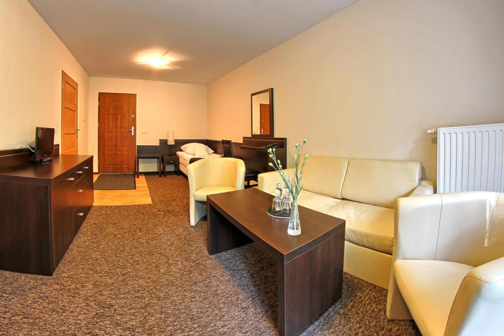 Hotel Zacisze Турава Екстериор снимка