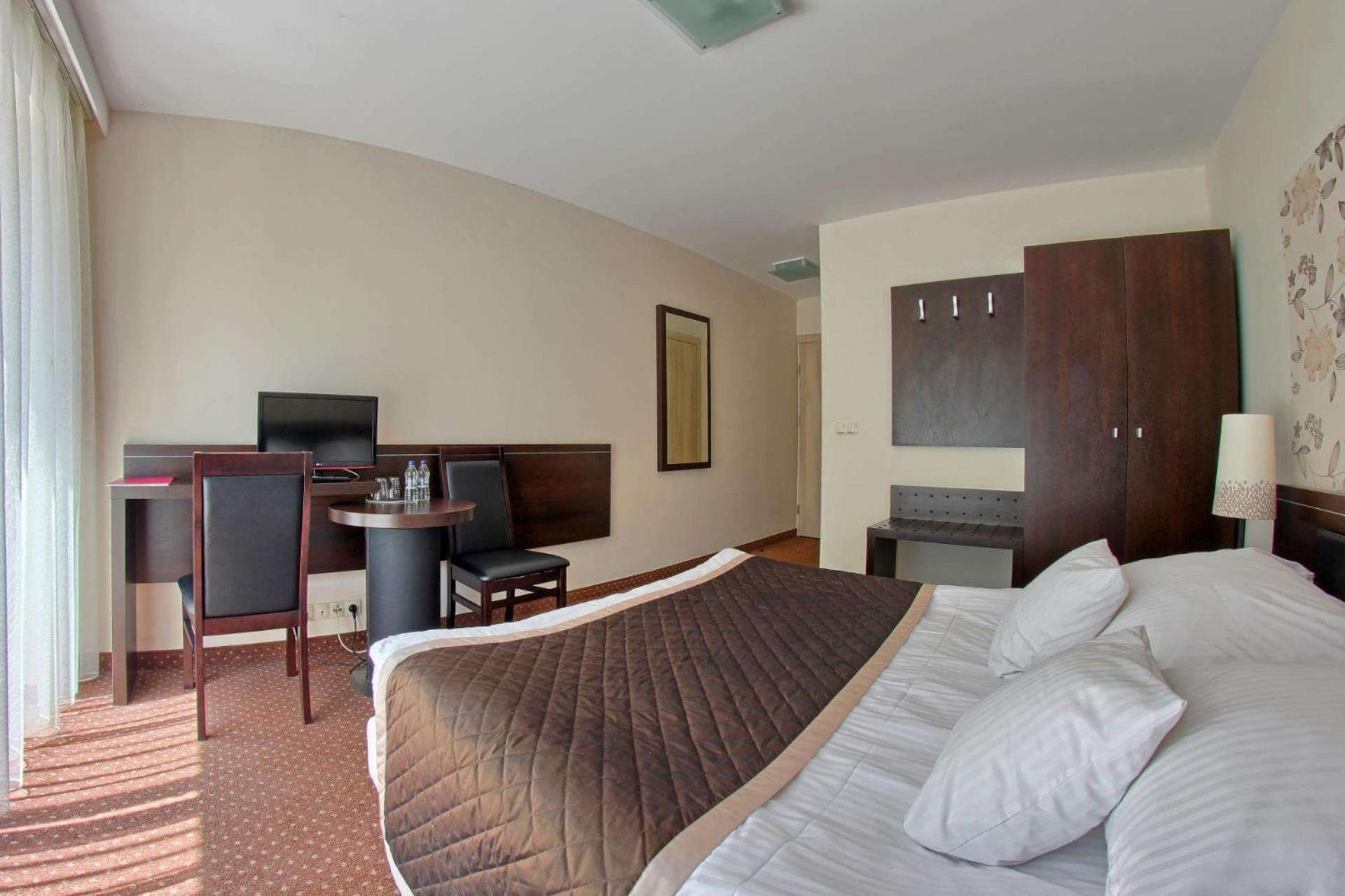Hotel Zacisze Турава Екстериор снимка